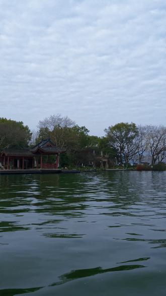 杭州古典美学探访|水墨里长出来的禅意,藏着东方留白的温柔
三潭印月,是江南水上园林的美学极致。
不施粉黛,不缀繁复装饰,只用天、水、塔三相映照,
以田字格局藏东方对称之美,以粗糙石肌理衬水面柔波,
以光影流转显虚实相生,这便是东方写意美学的最高境界。
灵隐的禅,是时光沉淀的温柔克制,也是东方美学的质感表达。
不施浓彩,不逐浮华,只用黄墙映翠、古木撑天
,一砖一瓦皆是岁月的肌理,一草一木皆藏禅意的宁静。#杭州 #古典美学 #三潭印月 #灵隐寺 #空间设计