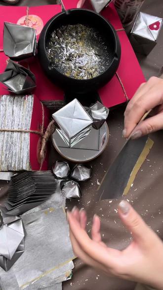 (下篇)大号罗口锭(锡箔元宝)采用2张纯手工锡箔纸9.5*12.5CM,含锡量95%以上,更适合新手小白一点,但是个人还是喜欢上篇的折法#罗口锭 #罗口锭折法