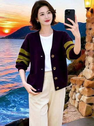 她在海边日落时邂逅了这件针织开衫。 紫调主色衬得气质温婉,袖间撞色条纹又添灵动。穿着它漫步礁石旁,晚风轻拂,衣摆微扬,仿佛把山海的浪漫都穿在了身上,每一次抬手自拍,都是与美好穿搭的温柔共鸣。#小个子秋冬穿搭 #秋冬都市硬核穿搭 #秋冬穿搭新鲜感在线 #预制国庆出游穿搭 #教资面试穿搭