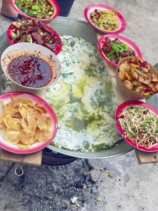贵州灰炮柴火糊辣椒面,不管煮馄饨、煮面条、做蘸水都安逸得很!又糊又辣又香味道独特,真的太好吃了!#妈呀太香了 #柴火糊辣椒面 #辣椒面 #糊辣壳 #贵州特产