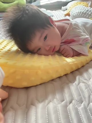 小娃娃玩具一放头瞬间抬得高高的😄#练习抬头的小可爱
