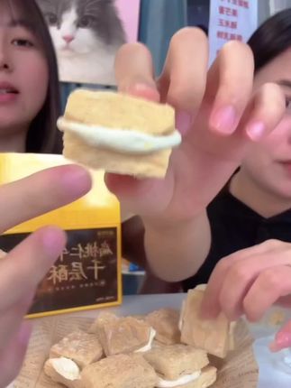 扁桃仁夹心千层酥饼干办公休闲解馋网红零食糕点下午茶点心小吃#休闲零食 #千层酥脆饼干 #休闲零食