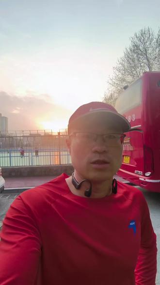 今天突发奇想,在操场和健身房做了一个简易版的hyrox训练。强度不大,减脂效果很棒。很好的把跑步和力量练习结合起来了。以后可以多加练习。#hyrox #跑步 #健身