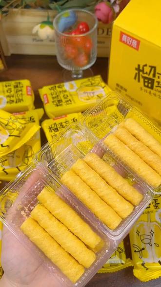 打开就闻到浓郁的榴莲香,酥脆蛋卷裹着糯糯的榴莲夹心,低温烘烤非油炸,一口下去酥酥脆脆,满口榴莲香,口感就像榴莲酥,真的巨好吃,平时追剧或者当下午茶都很不错,榴莲脑袋一定要买来尝尝!#榴莲蛋卷 #好吃到停不下来 #好吃不贵 #超便宜超划算