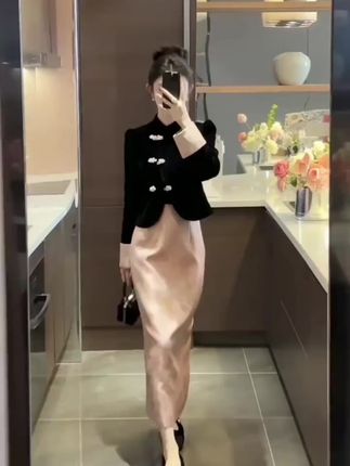 优雅气质新中式温柔穿搭 洋气复古风盘扣上衣+开叉半身裙两件套#穿出好身材 #新中式 #改良旗袍穿搭 #洋气上档次