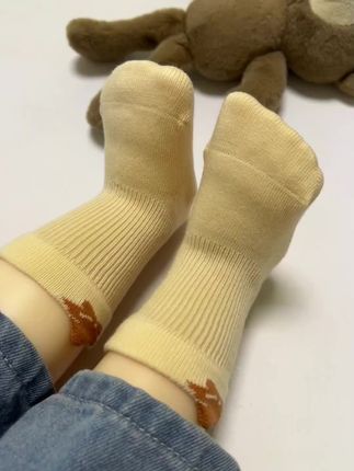 惊!这双“小星星”袜🌟让我儿子爱上穿袜子🧦以前儿子超讨厌穿袜子,直到我买了这双小星星袜!🌟米黄袜身印着橘色小星星,儿子看到就说“好酷”。精梳棉材质厚实保暖,秋冬穿完全够,透气性还特别好,娃脚不闷也不臭。弹力袜口不滑落,无骨袜头不磨脚,袜跟加固超耐穿。已经囤了3双,宝妈们快给自家男宝安排上‼️ #宝宝秋冬袜子分享 #宝宝袜子秋冬#儿童袜子推荐 #儿童袜子分享#母婴好物
