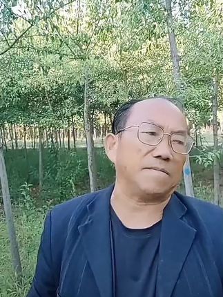 ——《治沙人》 本是千万一富翁, 转头志向戈壁中。 寒风恶袭布衣白, 烈日当头烤碳肤。 致敬奋斗在大漠戈壁上22年的自费治沙植树老人孙国友先生。 豪情壮举志千秋, 万亩绿洲叶随风。 帘开满壁草绿色, 一幅画景接长空。 #央视新闻 #防沙治沙 #上热门 #沙漠变绿洲 #刀郎 @央视网新闻 @沙洲木兰. @木兰沙洲(孙国友) @绿盾(孙国友本人)