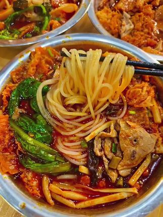 深夜快乐嗦粉🤤#螺狮粉 #被美食治愈的瞬间 #一碗好过瘾 #嗦粉 #夜宵吃什么