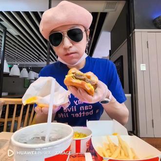 肯德基新出个这个什么熔岩蛋堡汁汁和牛堡
刚好来吃一下。他这个芝士挺多的,和牛还是以前那个味,整体就还行吧。小贵。而且这家面饼放反了哈哈哈哈哈。
#kfc #肯德基 #熔岩蛋堡汁汁和牛堡 #肯德基和牛堡一蛋封神 #芝士
@肯德基 @肯德基福利官