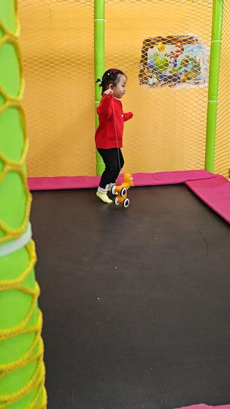 #卓跃运动小达人 #童年记忆童年游戏 柔软的地毯铺展成一片小小的天地,孩子蹲坐其间,指尖牵引着玩具车缓缓前行。那专注的神情,像极了时光里一枚未被惊扰的梦。线头轻晃,仿佛牵动着整个童年的呼吸,静谧而悠长。#童年记忆#亲子时光#治愈瞬间