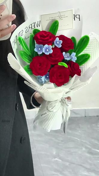 “赠人玫瑰,手有余香”,一束扭扭棒玫瑰,凝心意于指尖,寄祝福于花间🌸✨#我的手工作品 #创作者中心 #创作灵感 #妇女节 #手工礼物