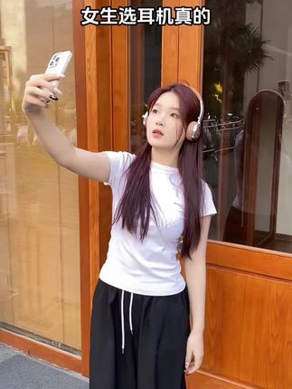 哇去!这个是真拒绝不了啊 我是真喜欢 最近就很喜欢这种精致的头戴式耳机拍照可出片了~而且它的音质也很不错用来听音乐 打游戏都很ok的~小巧精致的外观,方便携带我觉得当做礼物也是不错的选择呢#蓝牙耳机 #我的年度最爱来啦 #糟糕这是心动的感觉 #勒姆森头戴式耳机 #头戴式耳机