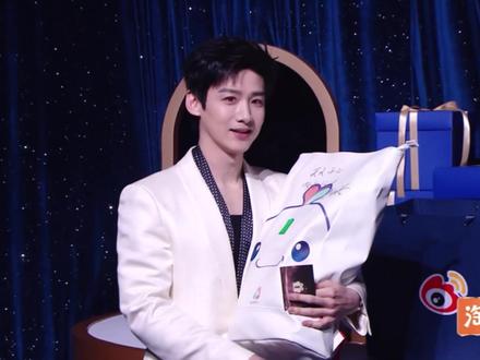 心满意足抱得礼物归哈哈萌死啦@白敬亭 #微博之夜互换礼物 #白敬亭 #白敬亭微博之夜 #微博之夜