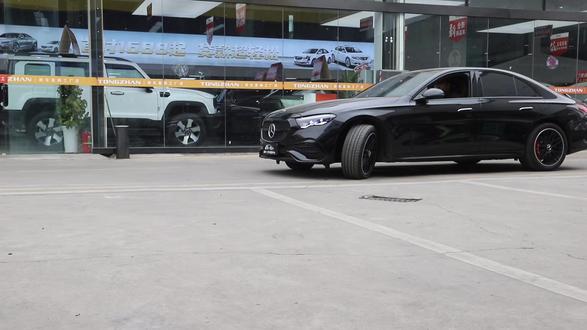 奔驰E300,三代刀锋灯眉➕海拉双直射四透镜#奔驰e改灯 #车灯升级 #成都改灯 #成都天一车灯