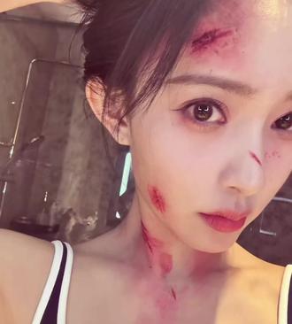 在之前,别人问你为什么会喜欢孟子义,我会毫不犹豫的说因为她演的九重紫非常好看……如果你现在再问我为什么喜欢她,我会说九重紫是我想要熟知她的契机,我真正先爱上的是桃花坞里的她
第一季的孟子义直率、坦诚。在先导片中,经纪人开玩笑似的调侃孟子义的路人缘,她却很坦诚“别人讨厌你肯定是因为你有的事做的不对,这种事情有则改之,无则加勉……我会用我的人格魅力去吸引别人和我交朋友”她以一种幽默的方式和令人心疼的话回复。即使当时大多数人还是揪着那些莫须有的“罪名”抵制她,但她依旧在大众视野保持着自己从出道时就蓬勃的生命力。
第二季的孟子义真诚、可爱。相比于第一季的时候多了份从容,少了份鲁莽。那时的她因为第一季风评渐渐好转,她很珍视这份喜欢,在综艺中她说“我现在不能再像之前那样很多话就直直的说出来了,我现在也有些粉丝了,我不想他们被摁在地上被人摩擦了……”在宋丹丹因为尴尬9分钟的风波被骂上热搜时,你可以大大方方地说“丹丹妈妈,他们都不了解你,我们都爱你……”这种感觉很神奇,她的爱好像可以很轻松诉说出来……
第三季的孟子义逐渐成熟,属于“过渡期”,在节目最后的海边喊话环节 她说l'm sorry等于l love you 我不想我的对不起说不出口
第四第五季的孟子义成长了很多,从被照顾的人变为了照顾别人的人。都说她钝感,察觉不到别人的情绪,但在别人感受到孤独的时候,她用自己的方式治愈别人。当其他坞民因为自卑而内耗时,你用心安抚别人说“你也很优秀啊~你有高学历,在自己的领域闪闪发光,你也是你那个领域的佼佼者” 她逐渐在里面承担起大姐姐的责任。欧阳娣娣因为被否认时,她说“我去找孟姐,她一定有办法帮我。”
你可以不喜欢她的咋呼,不喜欢的长相,不喜欢的任何。但她身上有任何人都无法忽视的生命力。她说“我做不到中庸,我做不到隐藏自己的情绪。”
孟子义还有太多话打动过我,诸如“这个世界对我太好了,一定是因为我对这个世界还有用”等等
桃花坞记录了孟子义从25到30岁,陪她走过谩骂与质疑,她说“只要桃花坞继续拍,我就一直录”。#孟子义 #易飒 #暮晚摇 #沈汐和 #沈妙