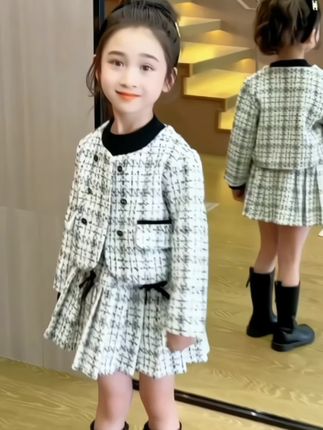这款2025新款女童小香风套装裙采用经典韩版设计,完美融合时尚与舒适。外套选用优质面料,挺括有型又不失柔软,精致的金属纽扣与立体剪裁尽显优雅气质。内搭同系列连衣裙,裙摆采用A字版型,既能修饰身形又方便活动。整套搭配以米白、浅粉等温柔色系为主,点缀精致蕾丝花边,既洋气又充满童趣。春秋季节穿着正合适,外套可单穿也可成套搭配,轻松打造时髦小公主造型。细节处体现匠心工艺,领口、袖口都经过精心设计,既保暖又美观。无论是日常穿搭还是节日装扮,都能让宝贝成为人群中的焦点。 ##穿搭 #高品质童装 #宝妈 #童装 #时尚穿搭