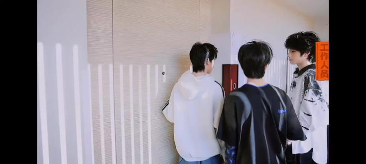 新鲜的热乎的橹穆叫早
#橹穆 #叫早 #时代峰峻 #族综