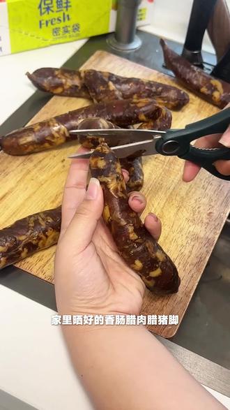 家里晒好的香肠腊肉,像我这样用密封保鲜袋装起来,吃上一年也不会变味#香肠腊肉保存方法 #食品保鲜袋 #密封袋 ##食物保鲜 #囤好货过大年