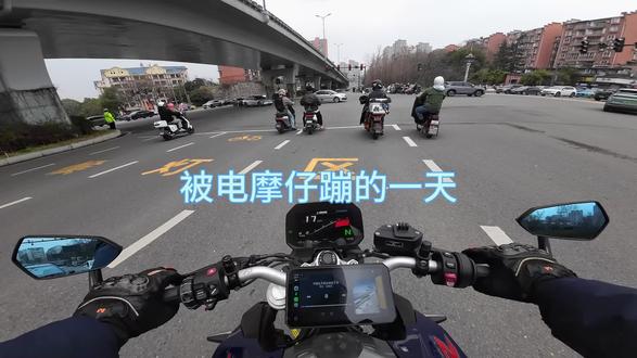 被电摩仔崩的一天#机车摩托车#被崩#电摩#机车