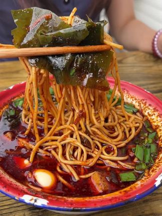 在外地想尝尝家乡味道的老乡们一定要囤这个海带面,味道麻辣鲜香 面条和料包都是搭配好的,劲道的碱面搭配醇香四溢的牛油,每一口都是家乡的味道#襄阳海带面 #襄阳特色 #家乡的味道 #地方特色
