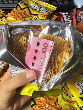 家人们!拆干脆面拆出“财富彩蛋”啦!本来就想炫个干脆面,结果第一包摸到红彤彤的100元,以为是恶作剧道具,结果第二包又开出100元,第三包10元、第四包5元!吃了这么多年干脆面,第一次碰上这事儿,这哪是干脆面,明明是“幸运面”!感觉自己开启了神秘隐藏玩法,谁知道下一包还能开出啥,这惊喜感直接拉满,友友们赶紧去拆,说不定下一个幸运儿就是你~#好趣味干脆面#中奖#惊喜#万万想不到