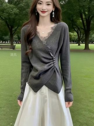 V领蕾丝拼接针织衫太绝了~温柔又显气质,秋季穿刚好,搭半裙或裤子都很出片,纯欲氛围感直接拉满!#创作灵感#针织衫#秋季穿搭 #显瘦穿搭 #气质穿搭 #高级感穿搭    爆款话题: