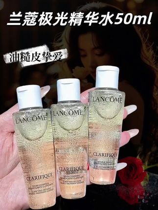 兰蔻极光水推荐。超好用的。家人们谁懂啊!夏天T区疯狂冒油,妆容还总卡粉,整个人都没自信了。 幸好让我挖到了兰蔻极光水50ml!它有着97:3精密水油比,独特双层质地,上层油下层水,用前摇一摇,水油充分融合 ,形成精华微囊,肌肤快速吸收。 它还添加了榉木芽瞬活精粹,加速表皮细胞更新,细致毛孔;葡萄籽油强韧肌肤屏障;控油保湿、提亮肤色、改善闭口粗糙。 用化妆棉蘸取极光水擦拭T区,带走多余油脂和老废角质;再按压双颊,让肌肤喝饱水。坚持用一段时间,皮肤水油平衡,出油少了,毛孔肉眼可见地变细腻,暗沉也改善了,素颜都自带光泽。# 好物分享 #好东西一起分享 #好店推荐 #好物推荐🔥