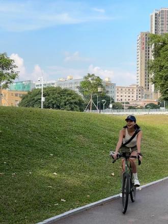 疲惫,孤独,往往这样处境下,更需要一场聚会!我知道,在2025的这一年里
你的精力被工作消磨,被隔三差五的烦心事打扰
突然间,世界向你宣布“2025年要结束咯”
你才恍然大悟,怎么今年就这样过去了?感觉什么都没干,什么都没发生?
似乎流经我们的都是一些很寡淡的东西,寡淡道可以被轻易忘记。
或许,
正是因为我们的生命经验变得不再重要,而不重要的东西不会被标记,人不会记住无意义的时刻。
工作日、休息日、线上线下越来越模糊,我们感到疲惫、孤独、想要活力却又无法行动,想要真正的感情又畏惧真实关系中的困难和挑战。
往往这样处境下,
一个仪式化的行为,无论多么微小,都是一次积极的自我动员。
今天是2025年12.31日,是2025年最后的一天。
无论此时此刻的你,有多少工作,有多少烦心的事情,请你放下它们,去楼下的街区,去楼下的公园,打开你手里的联络人,去找你的朋友,找你的家人,一起好好聚会。
新的一年,2026年,正在等你
请你在新的一件也要学会,好好聚会,给自己更多的链接点。
#2025 #2026 #新的一年 #聚会