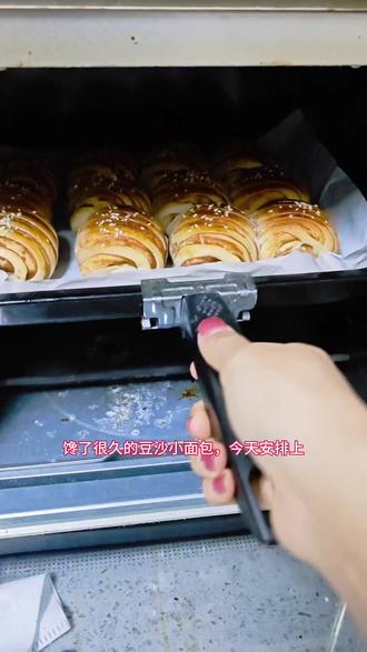 自己做的低糖版豆沙小面包,柔软香甜,吃起来没负担,太好吃啦😘😘#豆沙面包#面包#自己做美食#美食分享#厨师机做美食