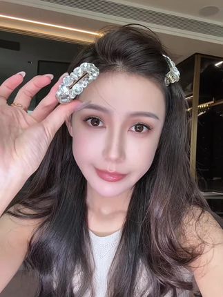 被明星种草的!轻松拥有头包脸 超级闪的蛋糕奶泡满钻边夹 超时髦#时尚饰品 #配饰的重要性 #发饰 #修饰脸型 #礼物推荐