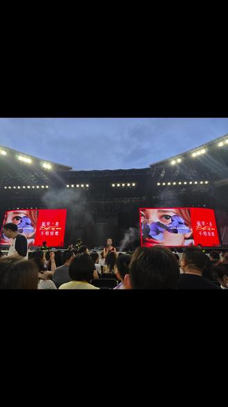 赴一场青春之约
这场梁静茹演唱会,从来不止是一场音乐演出,更是我与整个青春,一场迟到又圆满的重逢。
坐在台下我终于明白,为何所有人都说,梁静茹的歌藏着一代人的青春心事。她没有华丽炫技,无需刻意煽情,只是安静立于聚光灯下,用一如既往温柔干净的嗓音,浅唱那些镌刻在岁月里的老歌。正是这份朴素真挚的歌声,轻易击碎了成年人的坚强伪装,让全场数万陌生人,在熟悉的旋律里共鸣动容、含泪合唱。
《可惜不是你》的旋律缓缓响起,场馆灯光渐暗,全场轻声附和。温柔的曲调里裹挟着淡淡的怅然,不刻意悲伤,却将人生里的错过、遗憾与释然娓娓道来。原来很多心动止于唇齿,很多告别悄无声息。而梁静茹的歌声从不会让人沉溺悲伤,而是教会我们与遗憾和解,在失去中学会珍惜。
当《勇气》的前奏响起,现场瞬间沸腾。“终于做了这个决定,别人怎么说我不理”,这句歌词,藏着年少时纯粹热烈的赤诚与孤勇。跟着万人合唱的瞬间,过往回忆扑面而来,那些珍贵的青春碎片,都被熟悉的旋律一一唤醒。
一曲《暖暖》温柔治愈,暖光铺满舞台,轻快的旋律如春风拂面,吹散所有疲惫。质朴的歌词诉说着平凡的美好,让我懂得,最好的爱意从不是轰轰烈烈的誓言,而是细水长流的陪伴,是平淡生活里细碎的温暖。这一刻,喧闹的场馆变成了治愈人心的温柔港湾。
《宁夏》的静谧、《分手快乐》的通透、《崇拜》的深情、《情歌》的缱绻,每一首经典,都是一段专属回忆。她的歌声写尽了青涩心动、黯然失落、独自坚强与满心期许,唱遍了我们青春里的爱而不得与悄然成长。我们奔赴现场,听的从来不是旋律,是自己的故事,是一路走来的自己。
整场演出最动人的从不是华丽舞美,而是万人合唱的默契与共鸣。素不相识的人们,因同一份热爱、同一段青春同声歌唱。有人轻声微笑,有人默默落泪,陌生的隔阂在此刻消散。原来音乐最强大的魔力,就是让孤独的人找到共鸣,让尘封的心事拥有归处。
岁月温柔待她,舞台上的梁静茹依旧清澈从容。时光沉淀让她的歌声多了通透与力量,不止吟唱年少情爱,更道尽历经世事的坦然与释怀。她用歌声告诉我们,要勇敢去爱、坦然告别,心怀温柔,认真生活。
演唱会终会落幕,人群渐渐散去,但心底的感动久久不散。这一场奔赴,是赴歌手之约,更是赴青春旧约。她用无数经典旋律,治愈了我们的遗憾,找回了年少的勇气,赠予我们温柔前行的力量。
有些歌声,真的可以治愈漫长岁月,陪伴岁岁年年。