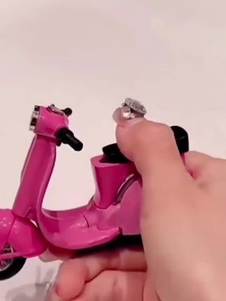 【创意打火机】草莓熊金属摩托车打火机个性模型摆件送朋友使用礼物#每日分享 #好物推荐🔥 #快来围观 #新奇特创意 #送男友的礼物  运费险 .7天无理由退货  .极速退款 现在付款,明天发货 浙江省温州市发货  免远费 产品参数 组合件数         单件 尺寸                125*75*65mm 燃料种类         120g 功能                摆件 图案                卡通头象 工艺                 彩印 形状                 麾托车 材质                 塑料 颜色分类          黑白粉 货号                 LY-1113 产地                 中国大陆 上市时间          2024年 是否一次性       非一次性