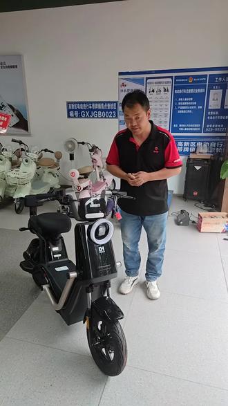 潮智后座垫拆解,后减震可调,前车框可加,后视镜可装,你们还知道它有那些不为人知的功能吗?欢迎评论区见#台铃潮智 #功能讲解 #创汇社区台铃电动车