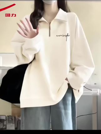 “半拉链卫衣,简约中透着随性,正如苏轼所言:‘无肉令人瘦,无竹令人俗。’慵懒风,刚刚好。#Wink画质修复 #春秋穿搭 #强烈推荐”#上热搜 #每日分享