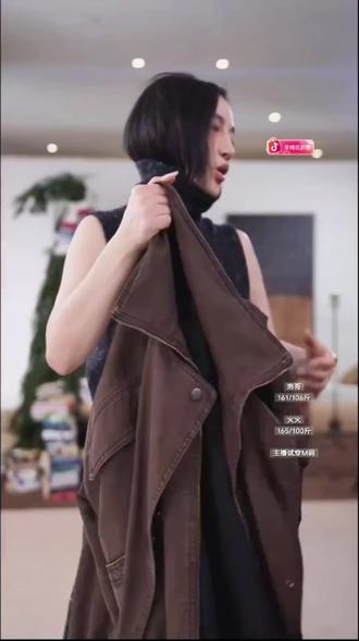 AP洛哥【牛仔风衣】棉质翻领腰带复古时尚百搭宽松长款外套#复古牛仔风衣 复古牛仔风衣,经典不过时。利落剪裁修饰身形,砂洗做旧质感拉满。搭配T恤牛仔裤,随性又时髦;叠穿毛衣长裙,温柔中带点酷。一件解锁N种穿搭,秋冬出街必备单品,轻松拿捏复古氛围感。