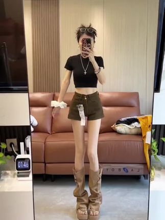 丰胯辣妹高腰咖色牛仔短裤女2025秋季新款紧身显高弹力超短热裤子#牛仔裤#短裤#秋季穿搭 #丰胯#辣妹穿搭