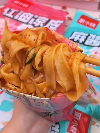 天热没啥胃口,我就喜欢吃这个免煮免泡的鲜凉皮,Q弹爽滑的面皮上裹满了酱汁,吃起来香辣爽滑,真是超好吃#红油麻酱凉皮 #妈呀太香了 #好吃到停不下来