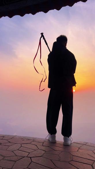 我把红丝带系在山顶了,希望抵达山顶的你们也能有红绳护体#户外登山 #爬山看日出 #观山日出