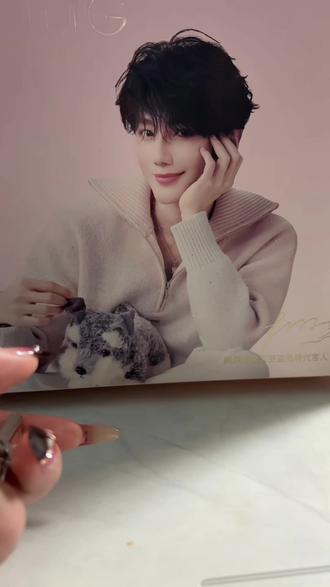 #郝熠然 我问客服这个咋弄,他给我发了一个4分钟的视频,前2分钟都在撕这个膜,而且这个视频没有声音,我也是笑了🤭