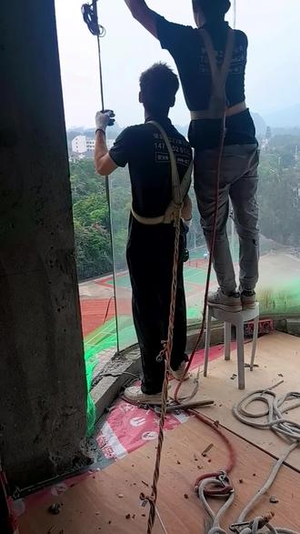 #门窗人的日常 #施工现场实拍 #高空作业 #拆卸玻璃#封阳台换窗户