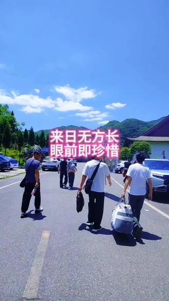 . 周末,因朋友家老人过世,老幺和老五同去下祭。
老幺提着纸钱,轻声说:“五哥,人间岁岁年年,谁敢说如愿。昨日笑谈犹在耳,今朝已是隔重泉。”
老五拿着鞭炮,叹道:“是啊,看山花开了又谢,燕子去了复还,唯有这生死一别,再难相见。”
老幺低声道:“人生如寄,忽然而已。年轻时总以为来日方长,如今才懂,有些告别,连一声珍重都来不及说。”
老五边走边说:“父母在时,人生尚有来处;父母去后,余生只剩归途。那些忙碌时推脱的陪伴,那些总说‘下次’的约定,都成了再也无法兑现的遗憾。”
老幺有些伤感:“春去春会来,花谢花会开,可有些人走了,便是一辈子。”
老五点头:“是滴,愿我们珍惜眼前人,趁还来得及,多说一句暖心话,多看一眼眼前人。莫等失去,才懂寻常。”
送别朋友家的老人,也以此与所有在路上的人共勉。#免成#人间岁岁年年谁敢说如愿