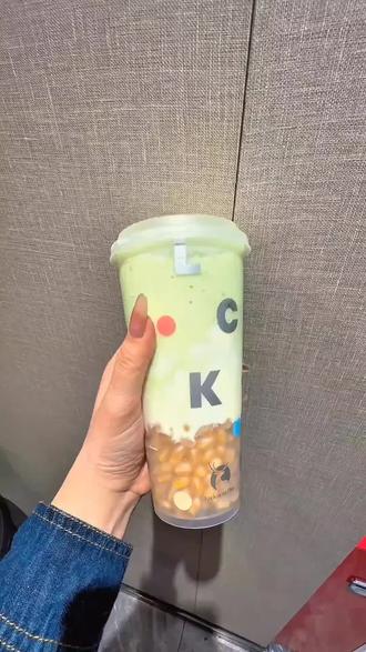 都去喝瑞幸新品牛油果羽衣酸奶昔#瑞幸牛油果羽衣酸奶昔 #一杯酸奶昔万事都可期 #瑞幸咖啡 #瑞幸