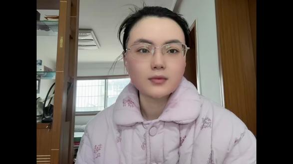 家人们谁懂啊!最近看《周小闹》里的紫薯精,现实里真的一抓一大把!我身边就有一个,我平时能不接触就不接触,因为我根本玩不过他,每次被甩锅都能把我坑惨!
昨天我上夜班,下雨带了伞,结果凌晨12点下班,伞直接不见了!
一回想,上白班的就只有他!
我在群里问:谁拿了我伞?你倒是舒舒服服回家了,我凌晨淋着雨回去的!
结果他在群里装傻充愣:
“啊?你伞长啥样啊?”
“我以为是我的,我也有一把差不多的。”
巴拉巴拉一堆废话…
真的无语到极点!摆明了就是故意拿的,还装无辜!
你们现实中遇到这种又茶又坏的紫薯精同事,都是怎么怼回去的?快教教我!
#紫薯精二创来了