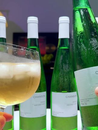 送人酒品大加分!法国原瓶阿尔萨斯绿瓶高级感拉满,晚收雷司令的复杂香气(杏子/金银花/荔枝)彰显品味。半甜型接受度广,收礼人绝对夸你会选!" #强烈推荐