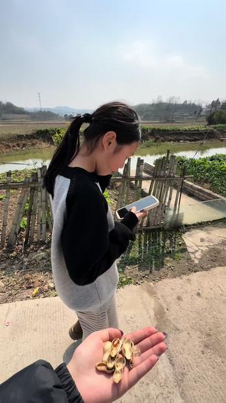 当你回村找不到垃圾桶 #全村最靓的仔 #常德方言 #姐妹