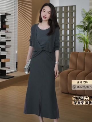 这条裙子走起路来也太漂亮了吧,下摆那个褶褶很飘逸,而且超显瘦,巨百搭,HELAAOMI“步步生花”新款半身裙百褶气质开叉半身裙#强烈推荐 #每日穿搭 @邱莹莹—周六早8点大上新!