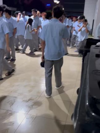 有没有谁收到内幕 消息的,明天的台风到底放不放假 😂