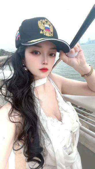 在传统观念和民间说法中,年初一来例假通常被认为是一个非常好的兆头,主要有以下几种积极的寓意:1."开门红",寓意红红火火:新年第一天"见红"被视为"开门红",象征着新的一年里事业,生活都能红红火火,大吉大利,好运连连。2。排除烦恼,辞旧迎新:经血被看作是排出体内的"污物",因此年初一来例假也被解读为在新年伊始就将过去一年的烦恼和不顺心都"排出去,预示着新的一年会顺顺利利,3。福气与护身符:月经是女性生育能力的象征因此也被视为一种福气和护身符,预示着新的一年里家庭幸福,身体健康。需要说明的是,这些说法更多是一种民间习俗和美好的心理寄托,旨在讨个好彩头。从科学角度看,月经周期是生理现象,与运势无关。但无论如何,将其视为一个积极的信号,能为新年带来一份好心情。#情感 #爱情 #新年快乐 #新年 @🔥好运 暴富🔥 @DOU+上热门 @抖音创作小助手 @抖加🔥上热门🔥dou+🔥热点宝 @抖音广告助手 @@DOU+抖音 @抖音火山用户