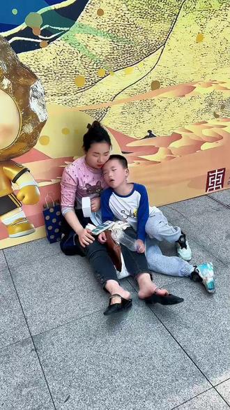 熊非熊偷看手机动态壁纸娶图教程来了!抖音放大镜🔍搜【神图定制】进入,输入口令“5520”🉐动态高清图 #设置教程 #教程来了 #熊非熊偷看手机动态壁纸 #动态壁纸 #手机锁屏 学会了快去试试吧 送你一张动态壁纸 这也太好玩了 有意思的锁屏壁纸