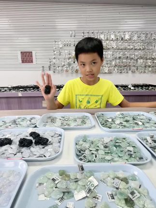 墨翠霸王貔貅款,五行属水聚财强。 张口吞尽四方宝,贴身护主福自来。 #墨翠#貔貅#日常vlog #天然翡翠 #玉购珠宝